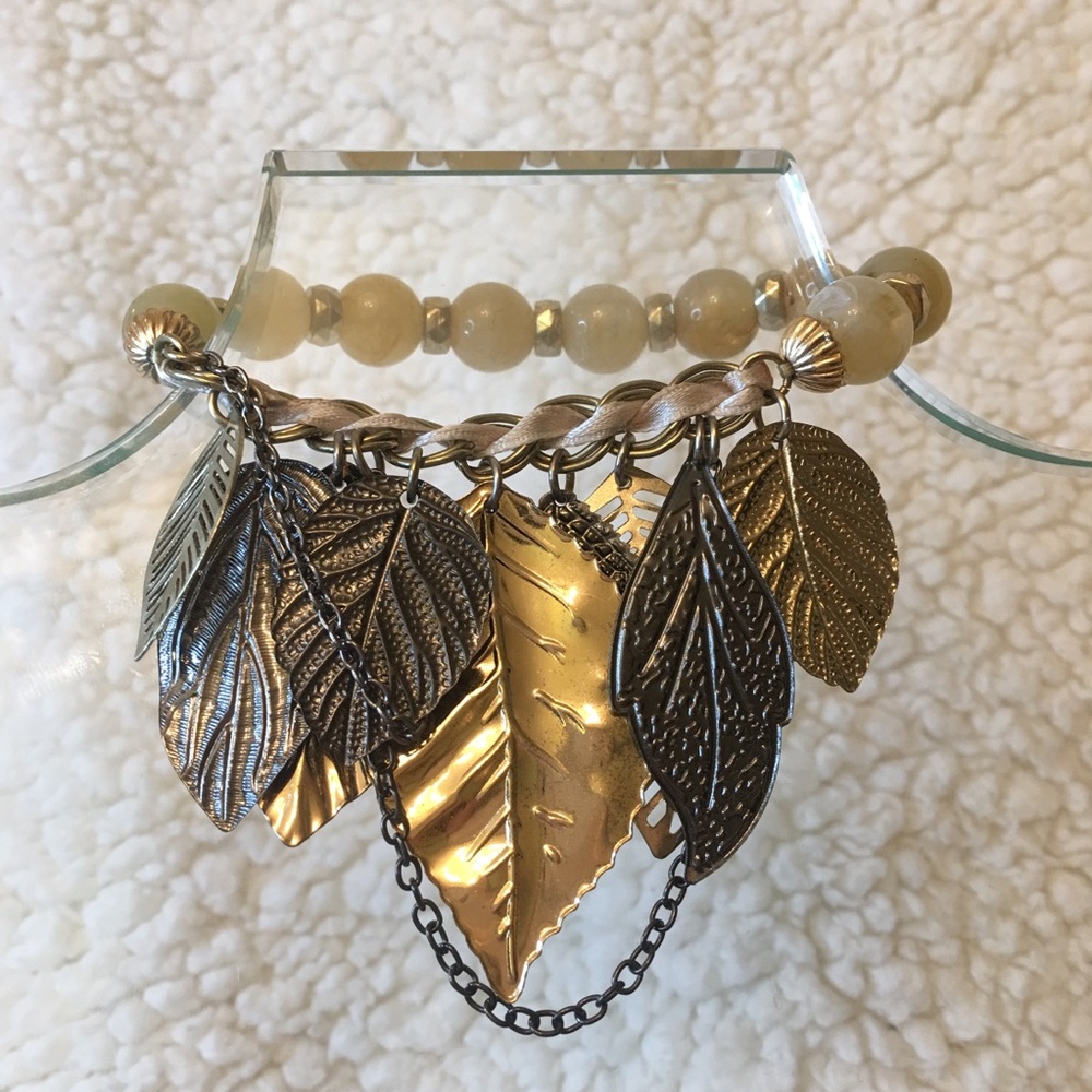 Stretch bracelet with leaf charms